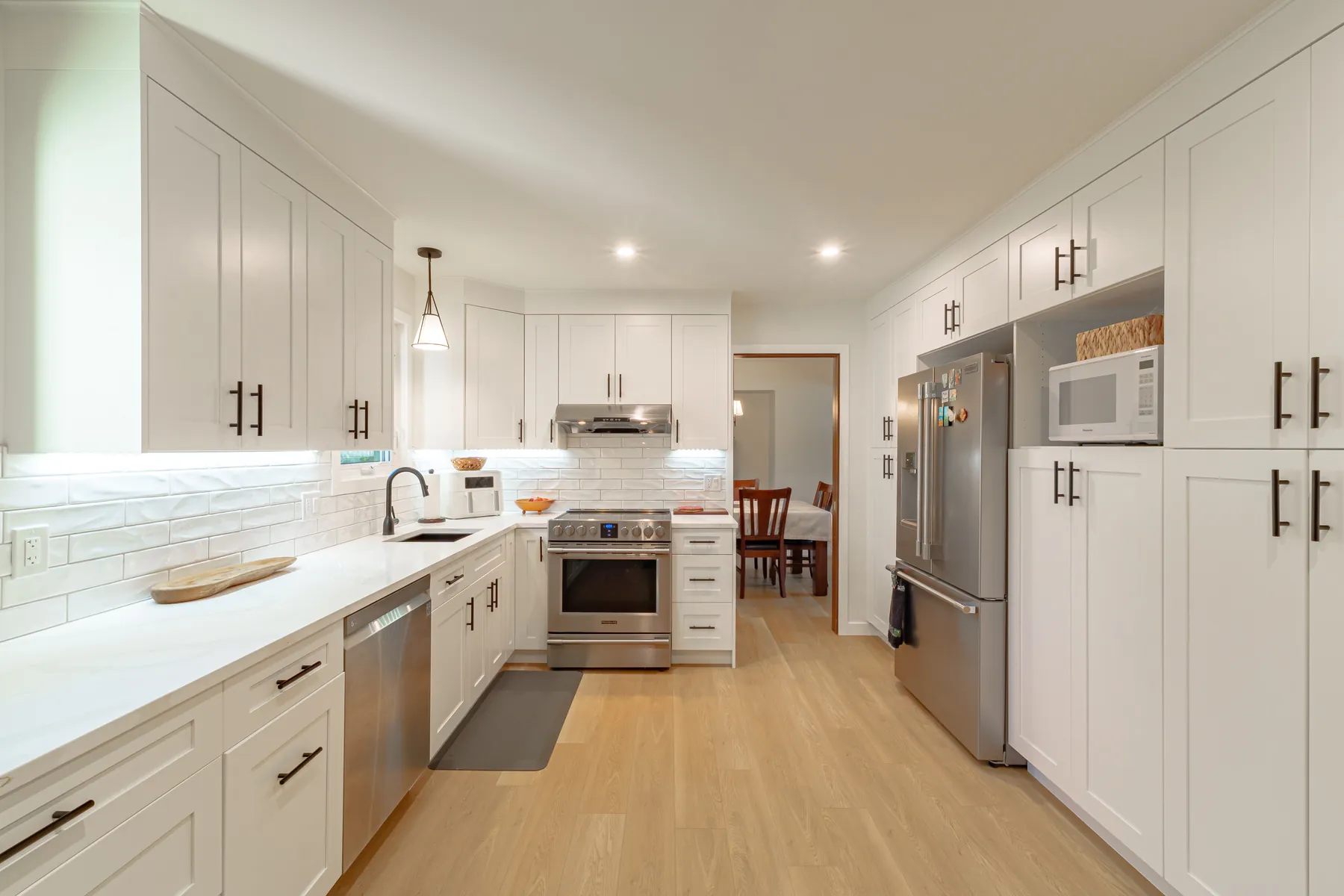 White shaker kitchen, range wall